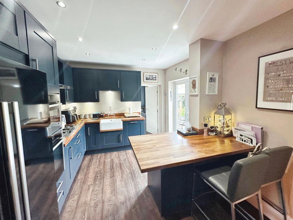 Eat-In-Kitchen