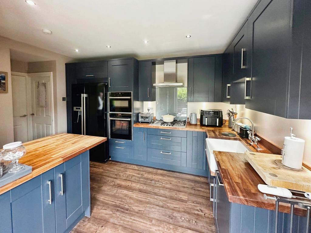 Eat-In-Kitchen