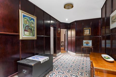 102 Oakwood Court, London, W14 8JZ