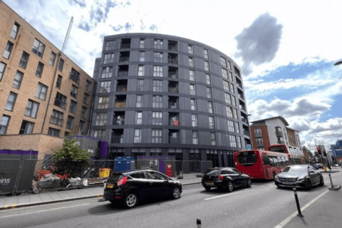 Retail property (high street) to rent, Croydon, SW17