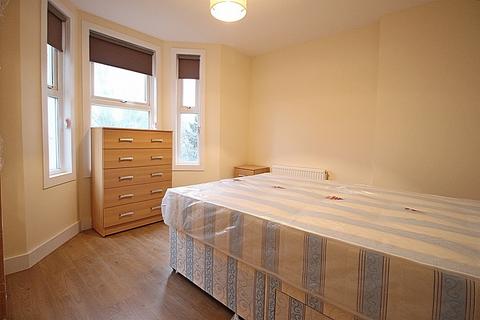 Property to rent, Lampton Road, Hounslow Central, TW3