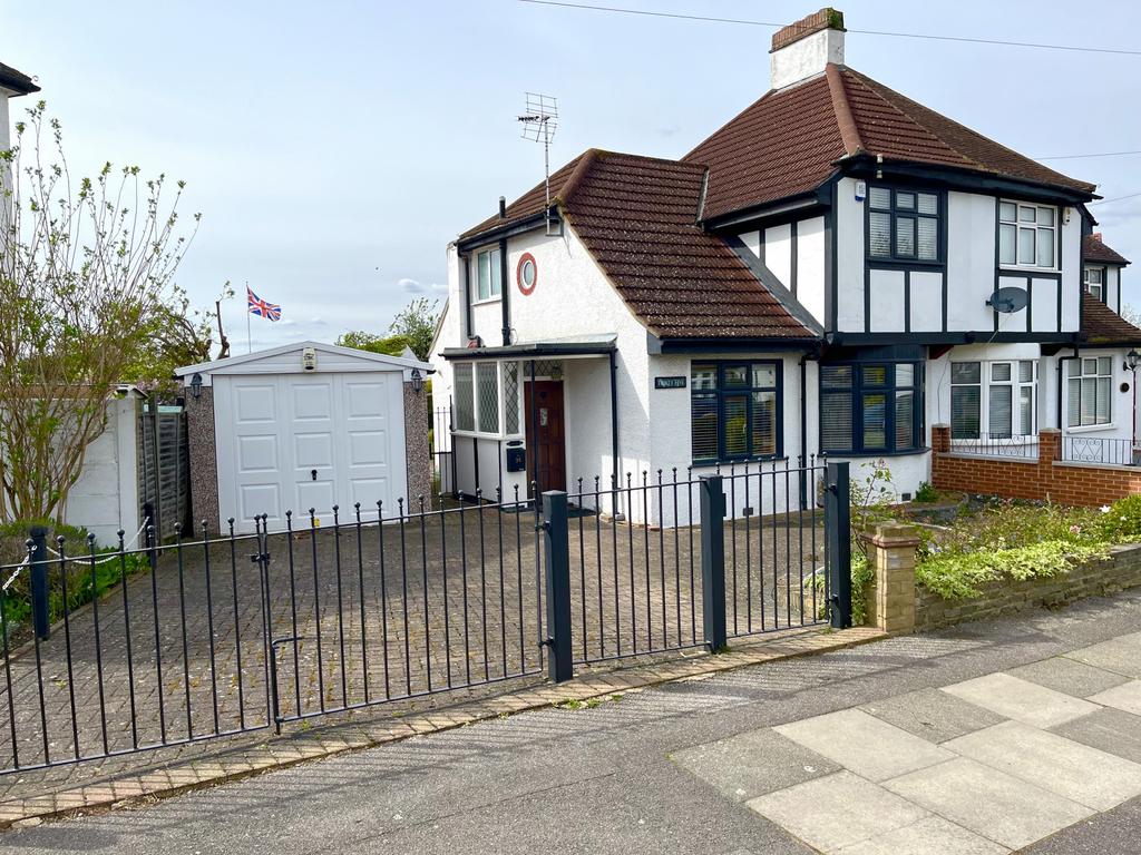 King Edward Avenue, Dartford, Kent... 3 bed semidetached house for