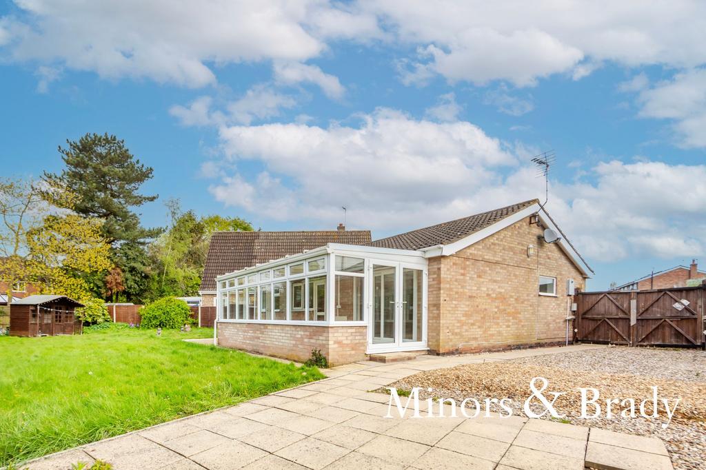 Heron Gardens, Stalham 3 bed detached bungalow to rent £1,100 pcm (£