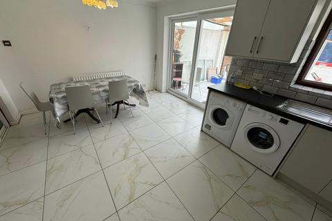 4 bedroom terraced house to rent, Clifford Road, Hounslow, TW4