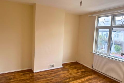 3 bedroom semi-detached house to rent, Cranmer Road, Hayes UB3