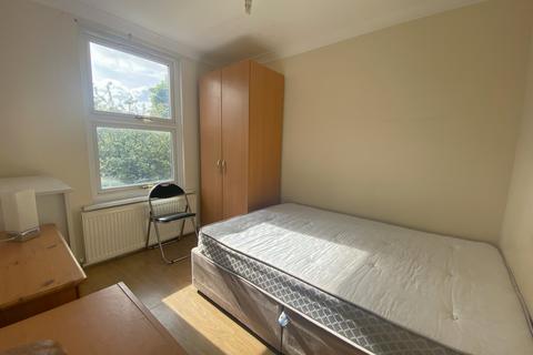 1 bedroom in a house share to rent, Graham Road, London, SW19