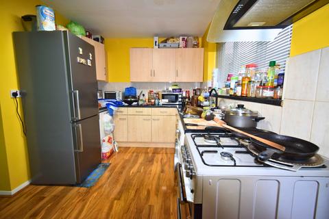 3 bedroom semi-detached house to rent, Colne Road, High Wycombe HP13