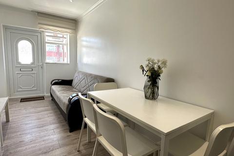 1 bedroom flat to rent, Firs Lane, Palmers Green N13