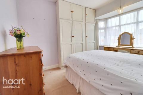 8 Calder Gardens, Edgware, HA8 5PT