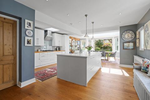 4 Wilton Crescent, London, SW19 3QZ