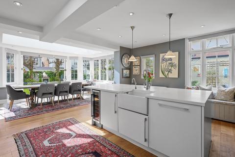 4 Wilton Crescent, London, SW19 3QZ