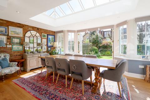 4 Wilton Crescent, London, SW19 3QZ