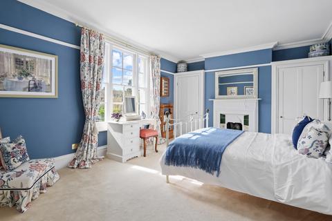 4 Wilton Crescent, London, SW19 3QZ
