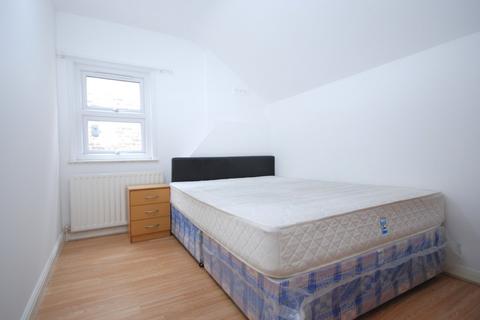 3 bedroom apartment to rent, Warner Road, London SE5