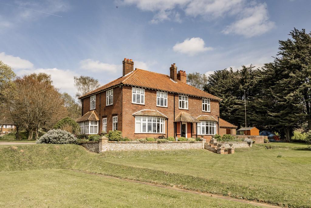 Aylmerton 5 bed detached house for sale £1,000,000