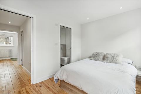 3 bedroom end of terrace house to rent, Clock Tower Mews, London