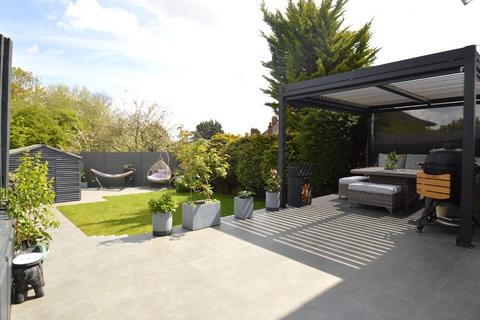 5 High Grove, London, SE18 2PS