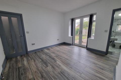 3 bedroom end of terrace house to rent, Smedley Lane, Cheetham Hill