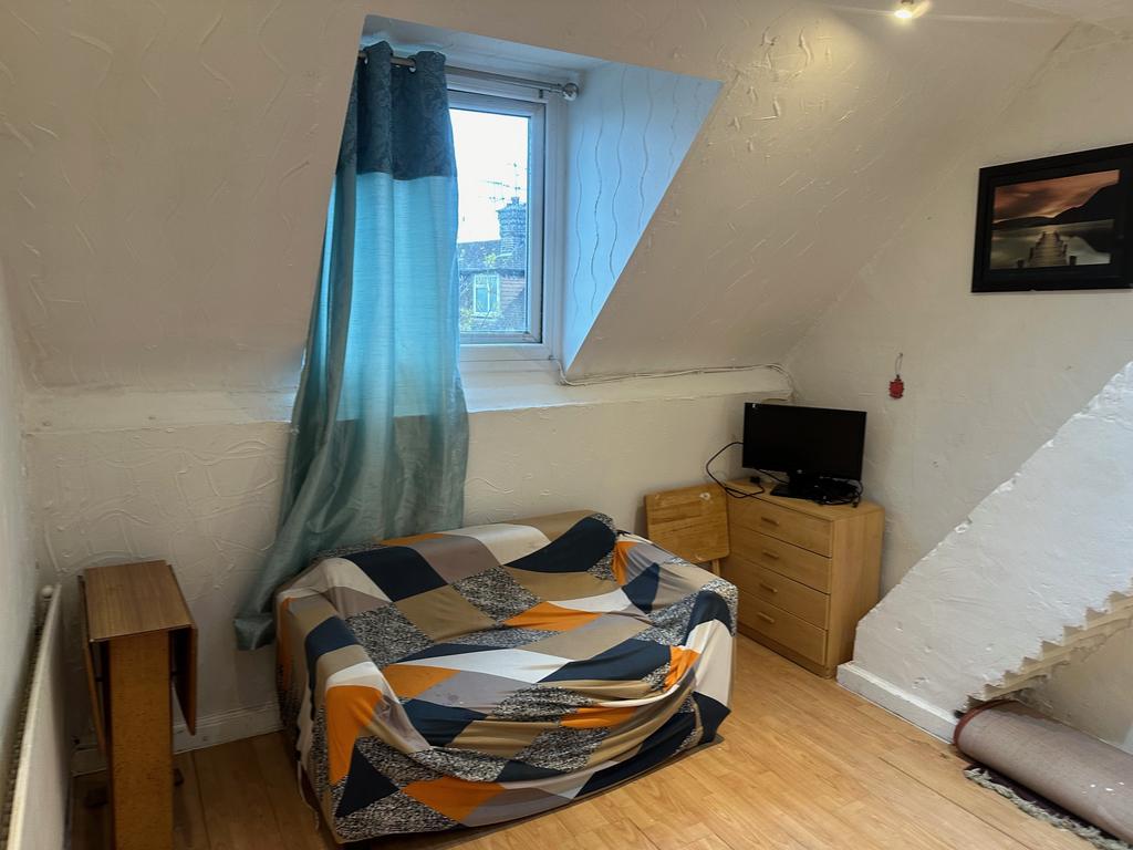 Rayners Lane, Pinner HA5 1 bed flat to rent £1,100 pcm (£254 pw)