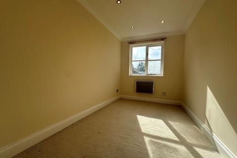 2 bedroom flat to rent, North Road, Hertford SG14