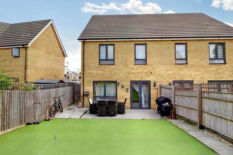 4 bedroom semi-detached house for sale, Bredle Way, Aveley RM15