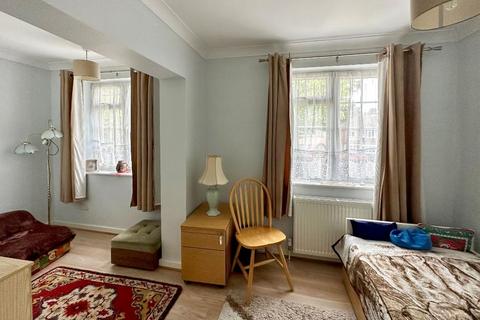 25 Hackbridge Park Gardens, Carshalton, SM5 2HE