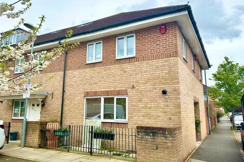 2 bedroom end of terrace house to rent, Ruislip Gardens, Middlesex. HA4