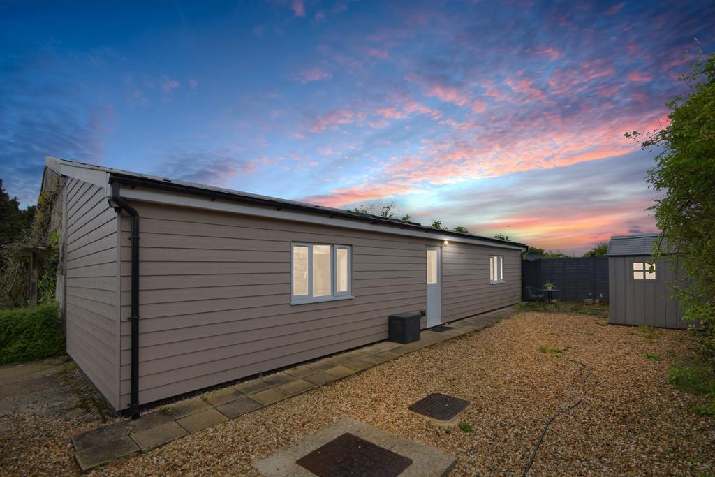 Green Lane, Badshot Lea, Farnham, GU9 2 bed detached bungalow £1,295