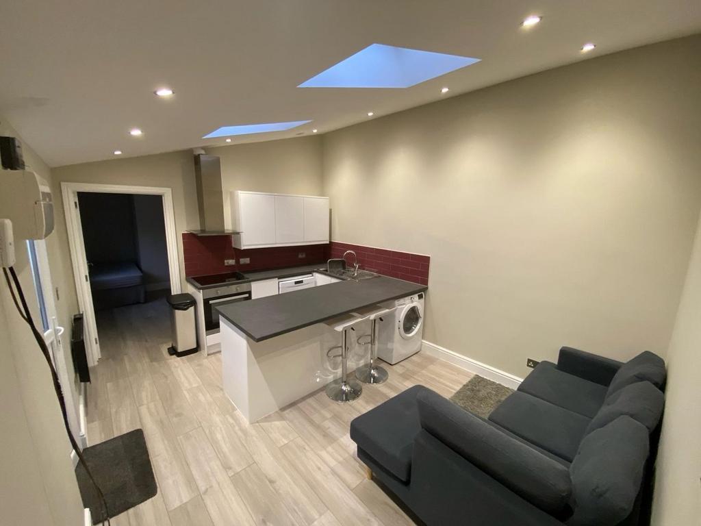 Green Lane, Badshot Lea, Farnham, GU9 2 bed detached bungalow to rent