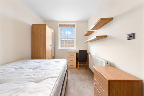 3 bedroom property to rent, Chapel Market, London