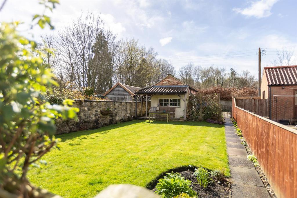 Garden and Detached Garage