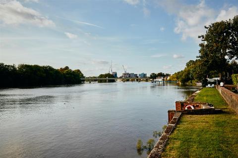 2 bedroom apartment for sale, Hartington Court, Chiswick, W4