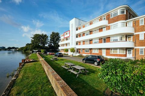 2 bedroom apartment for sale, Hartington Court, Chiswick, W4