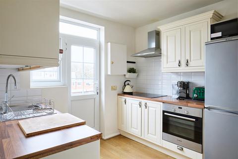 2 bedroom apartment for sale, Hartington Court, Chiswick, W4