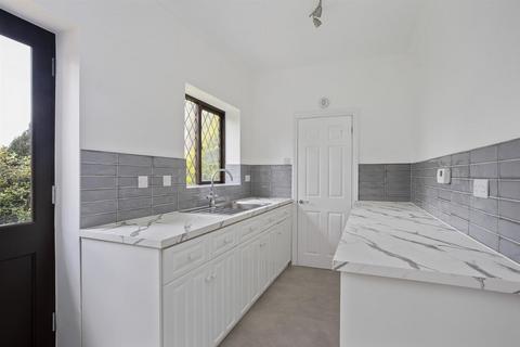 3 Grove Shaw, Kingswood, Tadworth, KT20 6QL