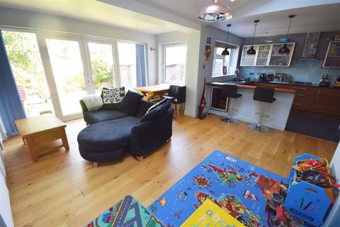 3 bedroom maisonette to rent, Glebe Side, Twickenham