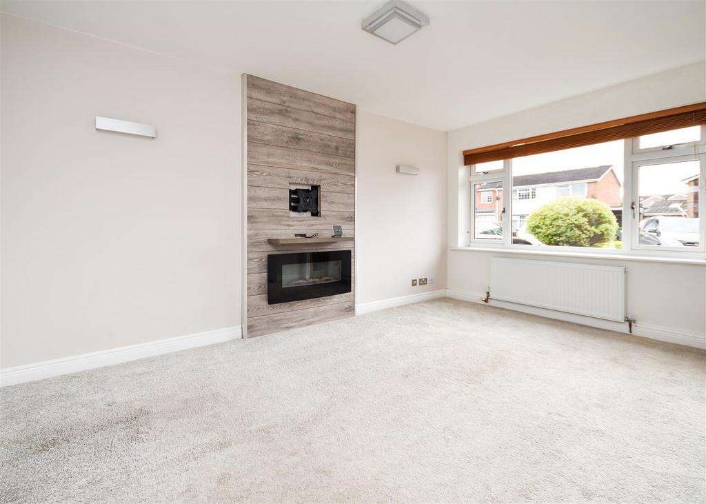 4 Green Meadow Close - Living Dining Room.jpg