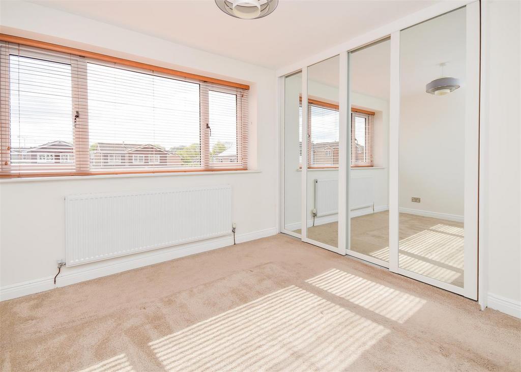 4 Green Meadow Close - Bedroom 1.jpg