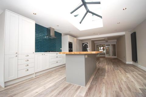 4 bedroom terraced house to rent, 27 Eastgate, Cowbridge, Vale of Glamorgan, CF71 7EL