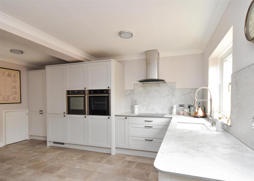 9 Forge Leys - Kitchen Family Area (2).jpg