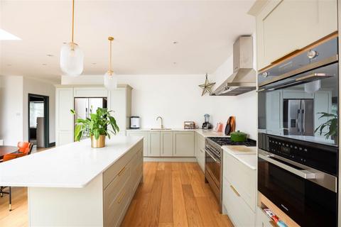 Segton, 66 Broadway, Llanblethian, Cowbridge, CF71 7EW