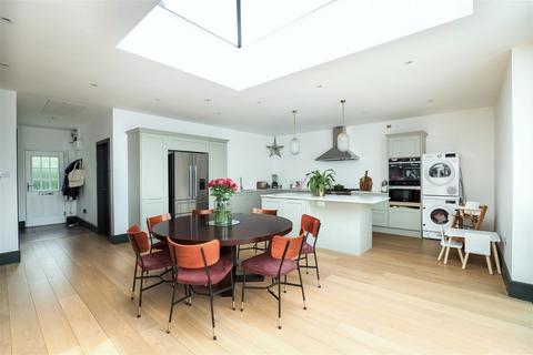 Segton, 66 Broadway, Llanblethian, Cowbridge, CF71 7EW