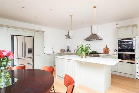 Segton, 66 Broadway, Llanblethian, Cowbridge, CF71 7EW