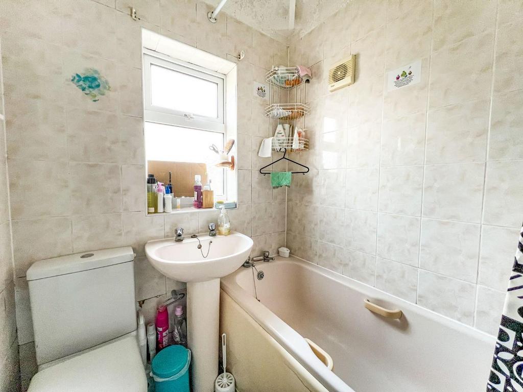 Bathroom 4.JPG