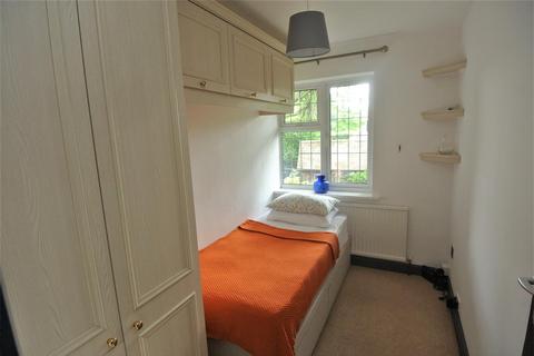 2 bedroom maisonette to rent, Oakfield Glade, Weybridge KT13