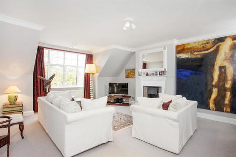 3 bedroom flat to rent, Bracknell Gardens, Hampstead NW3