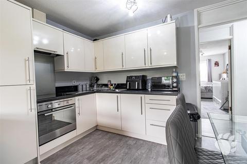 2 bedroom apartment for sale, Merrylands, Basildon SS15