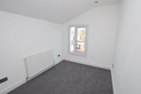 3 bedroom terraced house to rent, Chaucer Road, Gillingham
