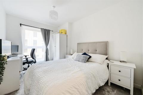 2 bedroom flat for sale, London Road, Wallington