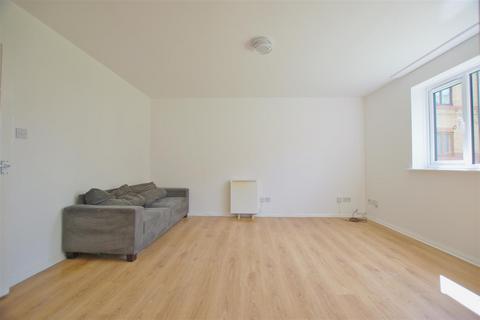 2 bedroom flat to rent, Draycott Close, London NW2